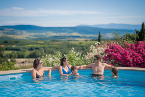famille-piscine-provence-collines