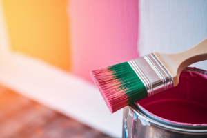 gros-plan-pinceau-pot-peinture-mur
