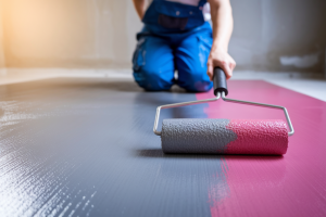 personne-agenouillee-beton-rouleau-peinture