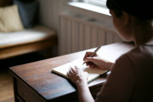 personne-dos-bureau-ecriture-lumiere