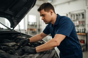 personne-mecanique-voiture-garage-lumineux