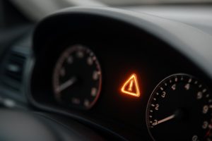tableau-bord-voiture-lumiere-alerte