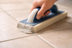 main-mortier-jointoiement-carreaux-outil