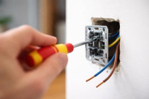 main-tournevis-prise-electrique-fils